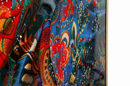 Particolare della veste colorata e laccata nel dipinto su tela Moira con cornice 52x4x102 cm, decorazione murale artistica.