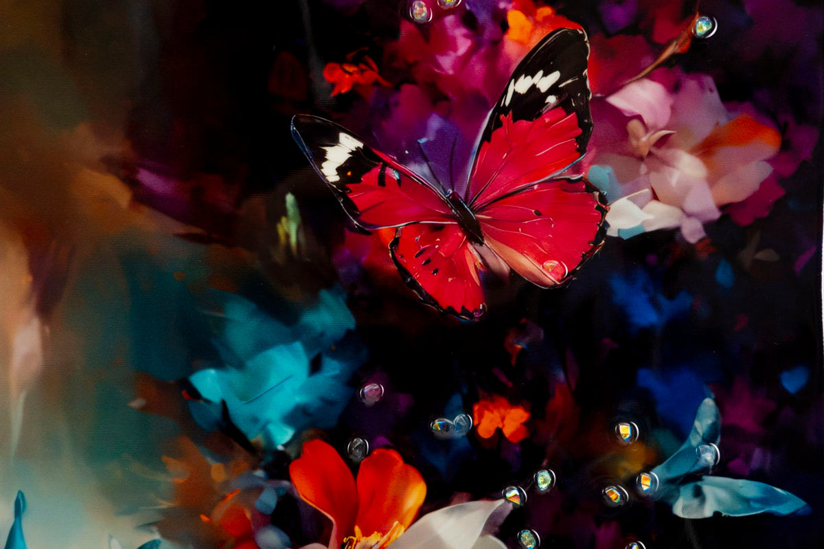 Dettaglio farfalla rossa nel dipinto su tela laccato Marty, con elementi tridimensionali e sfondo floreale, decorazione da parete raffinata.