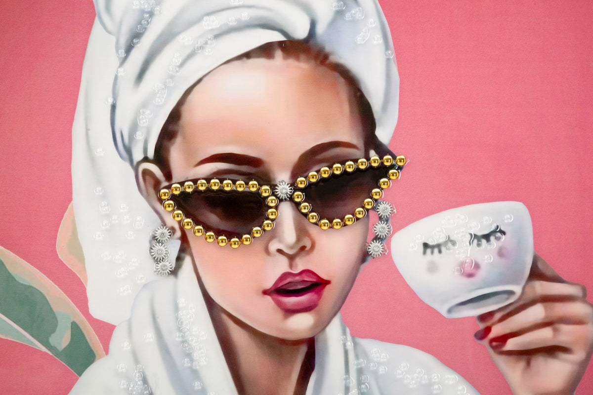 Dettaglio del dipinto su tela Luxury Spa, volto femminile con occhiali decorati e tazza con disegno occhi chiusi, stile moderno e chic.