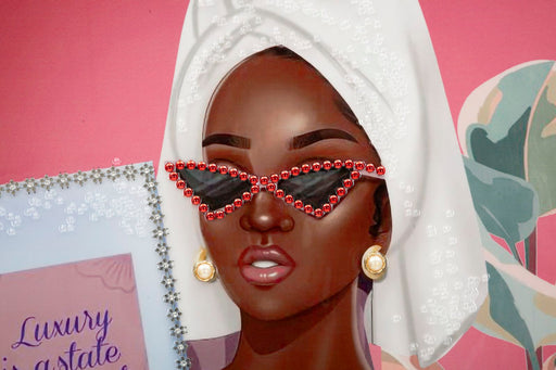 Dettaglio del volto nel dipinto su tela laccato Luxury Spa con cornice 82x82 cm, occhiali rossi decorati e orecchini dorati, stile glamour.