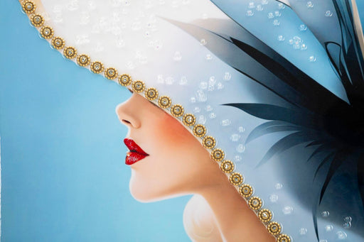 Dettaglio del volto femminile con labbra rosse e cappello decorato del dipinto su tela laccato Dori C/Cornice Eleganza 62x4x92 cm.