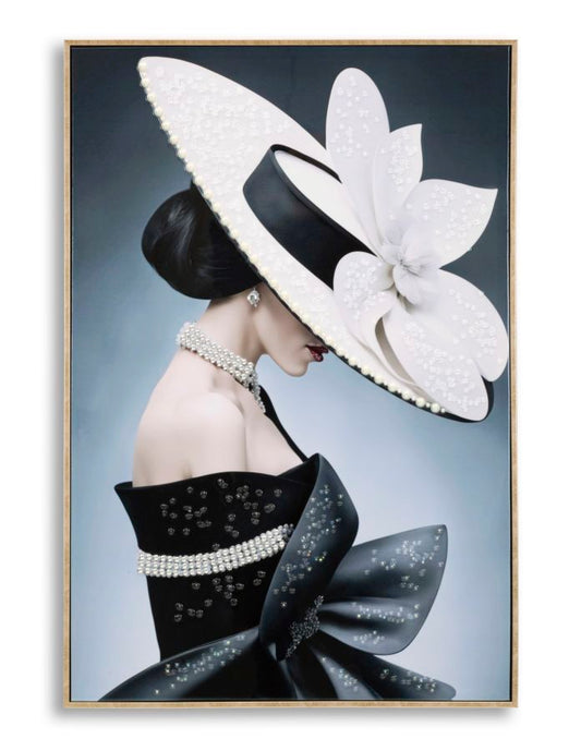 Dipinto su tela laccato Marty con cornice 62x4x92 cm, ritrae donna elegante con cappello decorato e abito nero, ideale per decorazioni da parete.