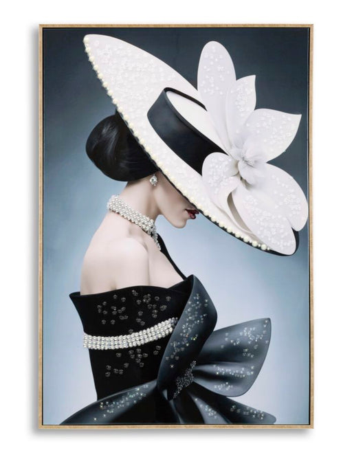 Dipinto su tela laccato Marty con cornice 62x4x92 cm, ritrae donna elegante con cappello decorato e abito nero, ideale per decorazioni da parete.