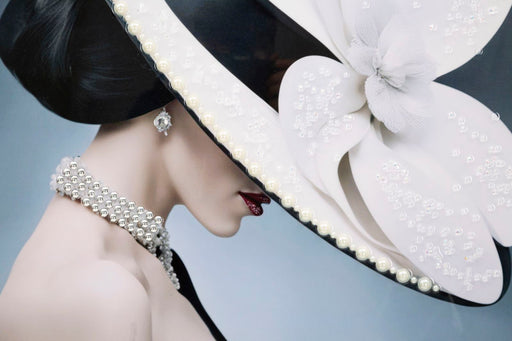 Dettaglio del dipinto su tela laccato Marty 62x4x92 cm, mostra il volto femminile con cappello bianco decorato e collana di perle.