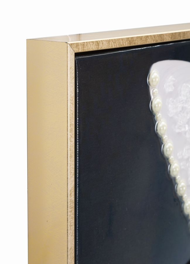 Particolare della cornice dorata del dipinto su tela laccato Marty 62x4x92 cm, perfetto per ambienti eleganti e moderni.