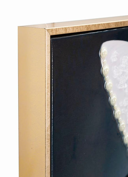 Particolare della cornice dorata del dipinto su tela laccato Marty 62x4x92 cm, perfetto per ambienti eleganti e moderni.