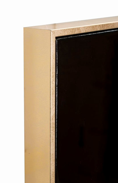 Vista ravvicinata della cornice dorata del dipinto su tela laccato Marty, elegante e rifinita per decorazioni da parete di design.