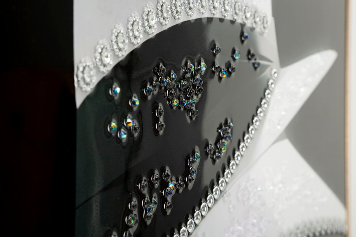 Dettaglio delle applicazioni brillanti sul cappello del dipinto su tela laccato Marty C/Cornice -A- Elegante 62X4X92, effetto tridimensionale.