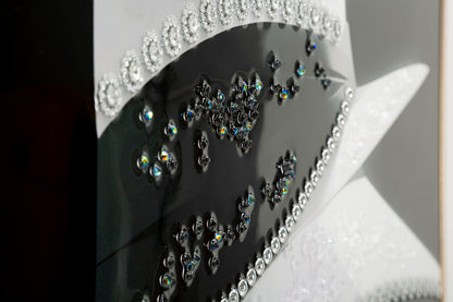 Dettaglio delle applicazioni brillanti sul cappello del dipinto su tela laccato Marty C/Cornice -A- Elegante 62X4X92, effetto tridimensionale.