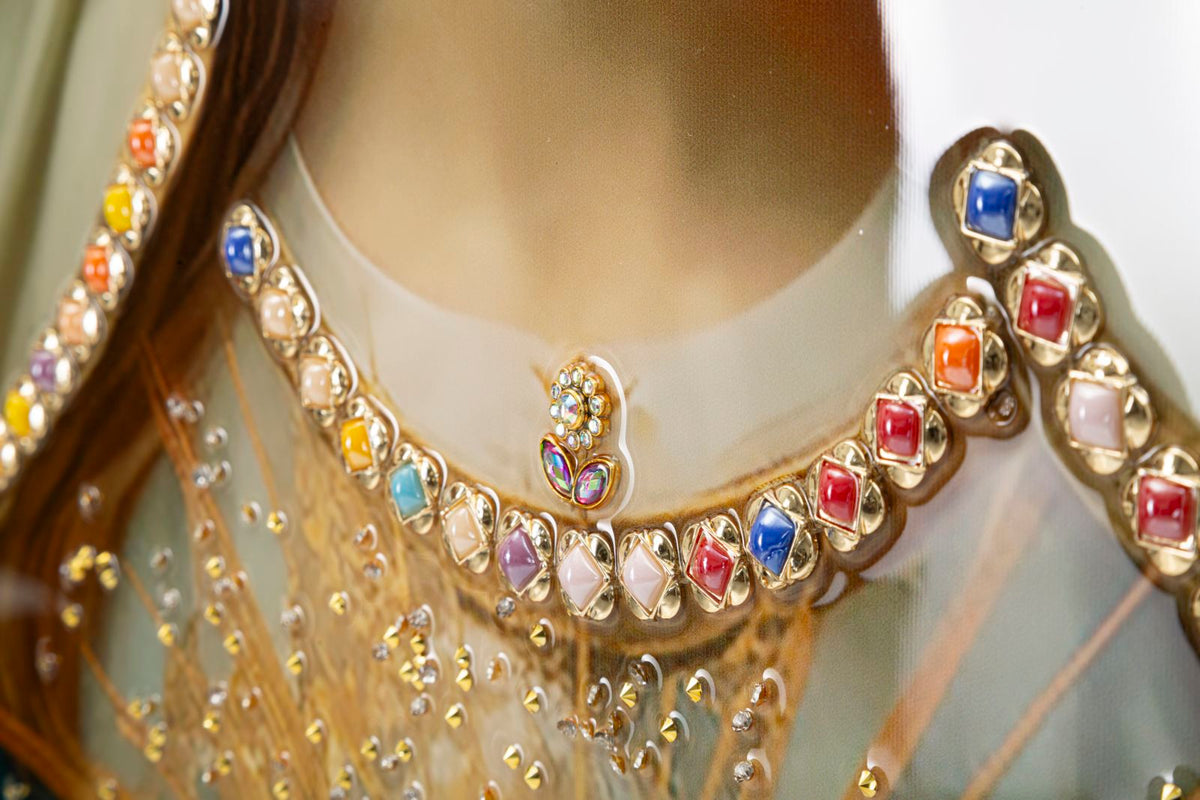 Particolare della collana gioiello nel dipinto su tela laccato Madonna -B-, decorazione da parete con dettagli preziosi e cornice elegante.