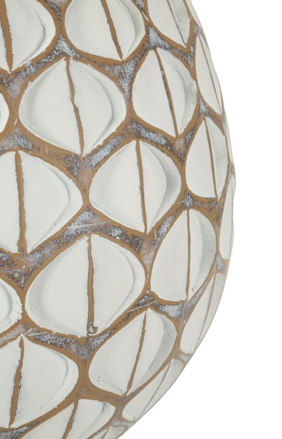 Particolare della superficie del vaso Resina Tibet Ø27 cm con motivo geometrico tridimensionale, design elegante.