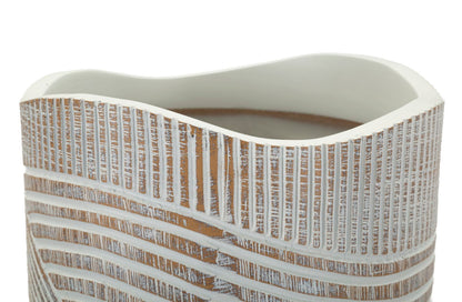 Dettaglio bordo superiore del vaso Woody in resina, con finitura opaca e design moderno per interni sofisticati.