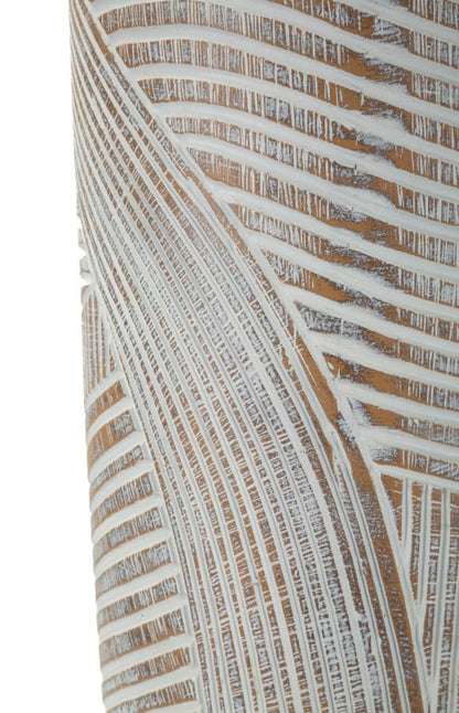 Primo piano della texture del vaso Woody Ø18x45 cm, con rilievi bianchi su base effetto legno per un look naturale.