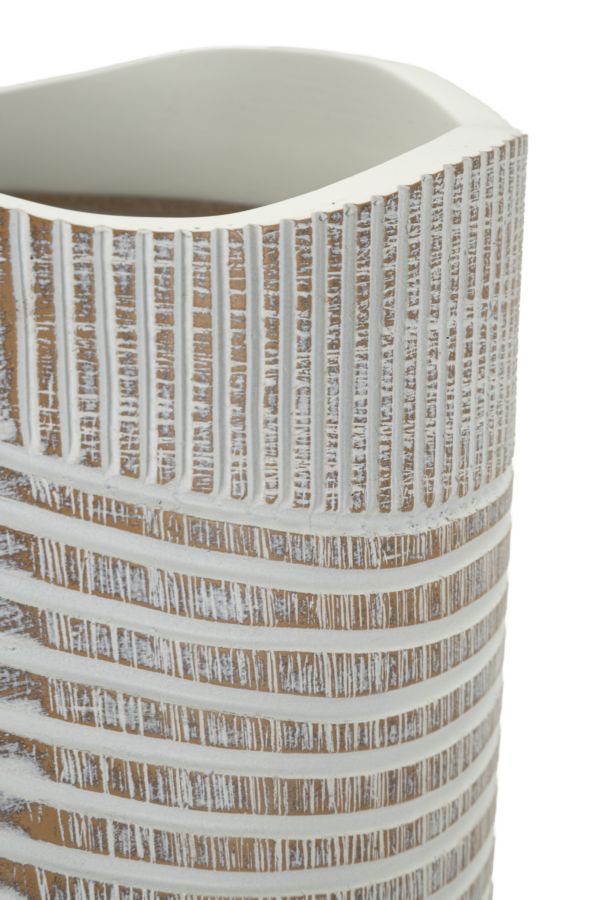 Vista ravvicinata del vaso Resina Woody con dettagli lineari scolpiti, perfetto per arredare con stile e resistenza.