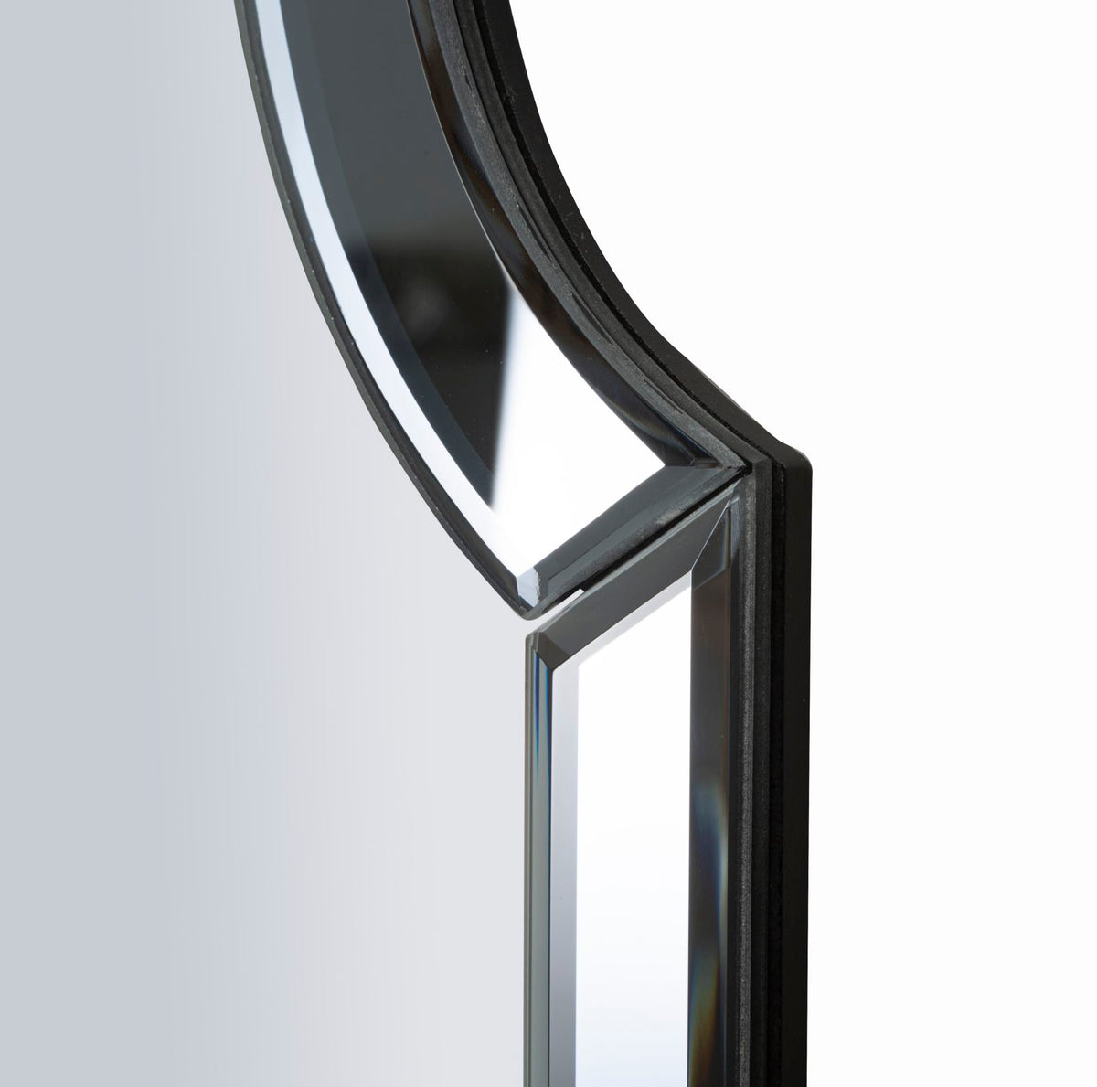Dettaglio angolare dello specchio Ankara Grigio con bordi smussati e struttura solida, perfetto per arredamento di design.