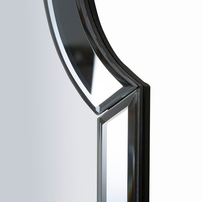 Dettaglio angolare dello specchio Ankara Grigio con bordi smussati e struttura solida, perfetto per arredamento di design.