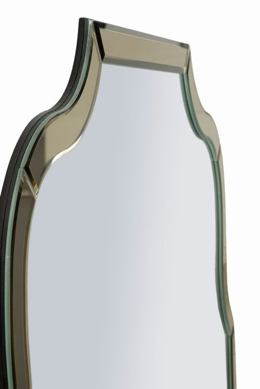 Dettaglio laterale dello specchio da parete Ankara oro 78x93 con cornice sagomata e finitura elegante, perfetto per interni di design.