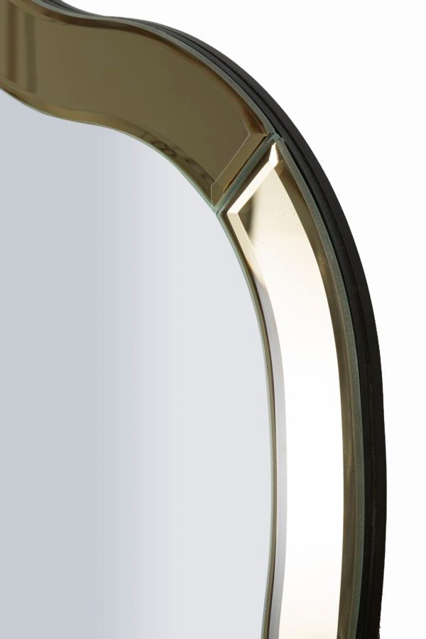 Dettaglio curvo della cornice dello specchio da muro Ankara oro, con lavorazione elegante e riflessi dorati.