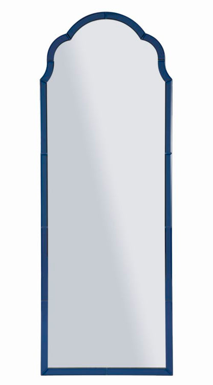 Specchio da muro Tangeri blu cm 55x2x150 elegante con cornice sagomata in vetro blu, ideale per ambienti moderni e raffinati.