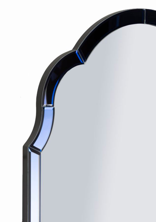 Dettaglio della parte superiore dello specchio da parete Tangeri blu cm 55x2x150 elegante, con cornice in vetro sagomato blu lucido.