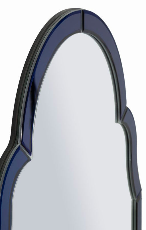 Dettaglio cornice blu sagomata dello specchio da parete Tangeri, finitura lucida per un tocco decorativo sofisticato.