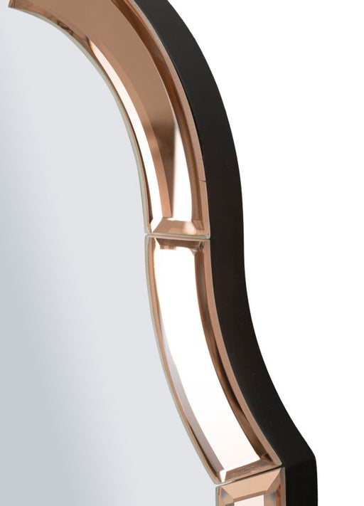 Dettaglio cornice sagomata rosa dello specchio da parete Tangeri, rifinita con vetro di qualità per un tocco glamour.