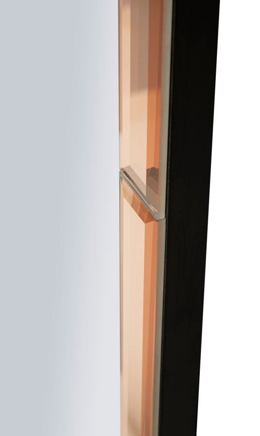 Vista laterale della cornice rosa dello specchio Tangeri, design moderno con finitura elegante e vetro riflettente.