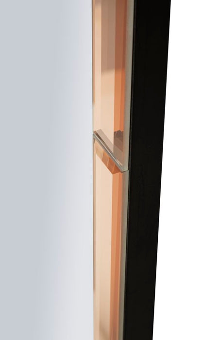 Vista laterale della cornice rosa dello specchio Tangeri, design moderno con finitura elegante e vetro riflettente.