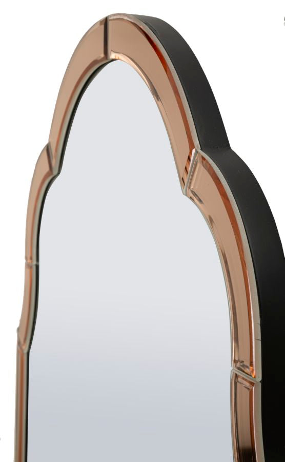 Parte superiore sagomata dello specchio Tangeri rosa, con cornice elegante e vetro di qualità per ambienti sofisticati.