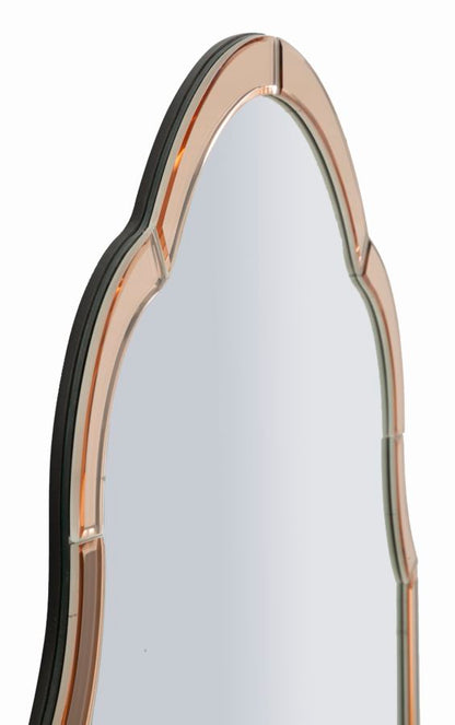 Dettaglio laterale dello specchio da parete Tangeri rosa cm 62x1x100 elegante, con cornice sagomata e finitura lucida.