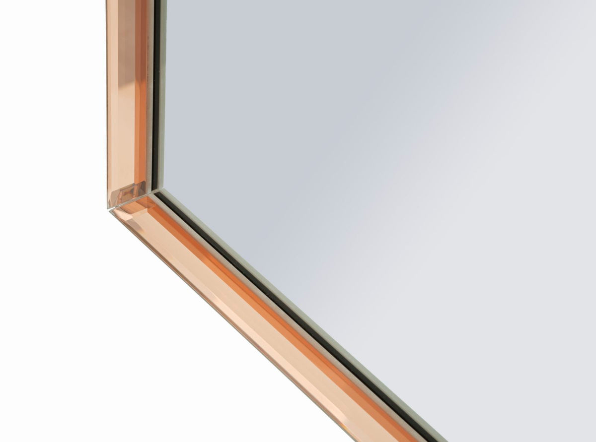 Angolo inferiore dello specchio da parete Tangeri rosa cm 62x1x100 elegante, con cornice in vetro colorato e taglio preciso.