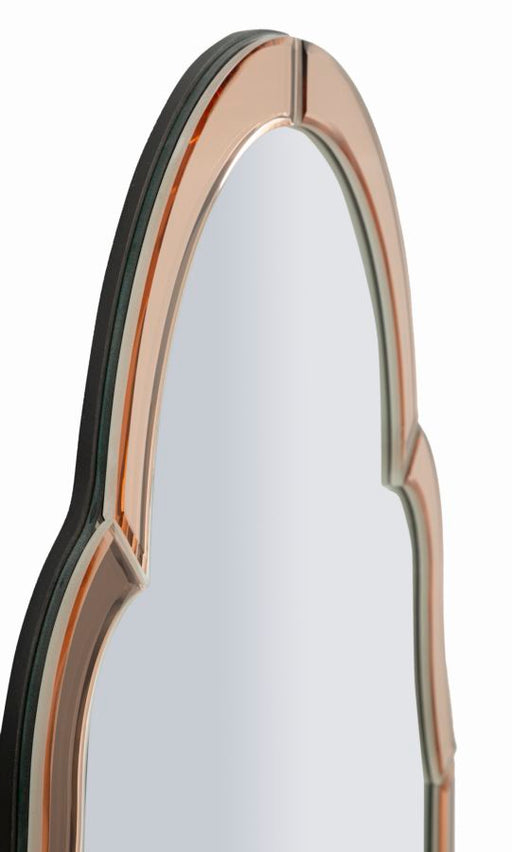 Dettaglio laterale dello specchio da parete Tangheri rosa cm 47x1x80 con profilo curvo e finitura elegante per interni di design.