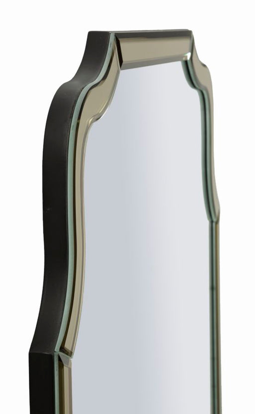 Dettaglio laterale del bordo sagomato dello specchio oro Istanbul, design moderno per decorazioni di interni sofisticate.