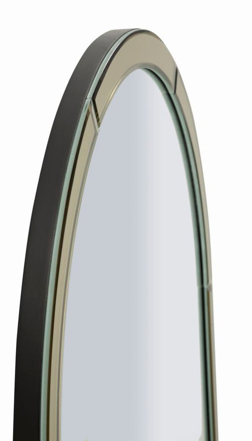 Dettaglio laterale dello specchio Baku Oro con cornice dorata curva, ideale per arredamenti sofisticati e contemporanei.