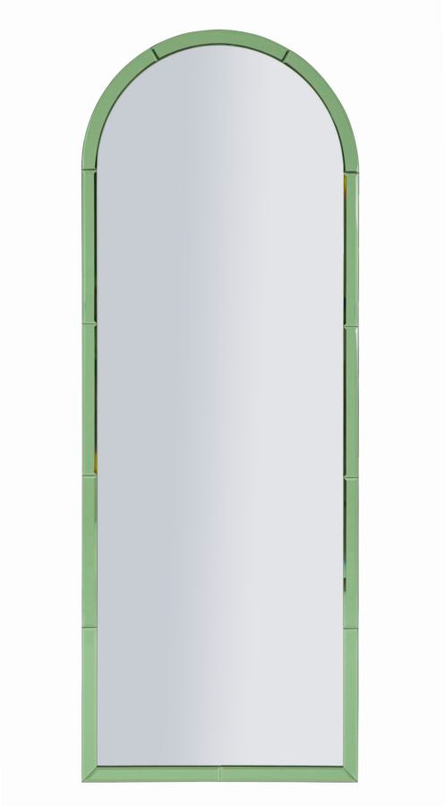 Specchio Baku muro verde con cornice elegante ad arco, ideale per arredare ambienti moderni con stile e luminosità.