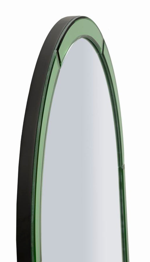 Dettaglio laterale dello specchio Baku verde da muro, con profilo curvo e finitura raffinata per un design contemporaneo.