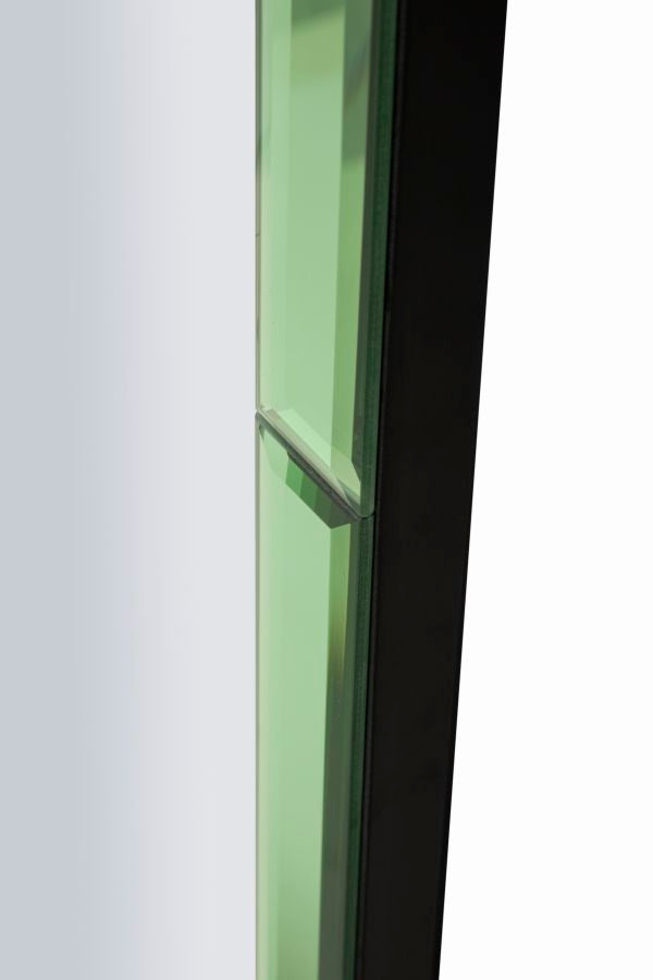 Particolare della cornice verde dello specchio Baku, con vetro sfaccettato che aggiunge profondità e luce all’ambiente.