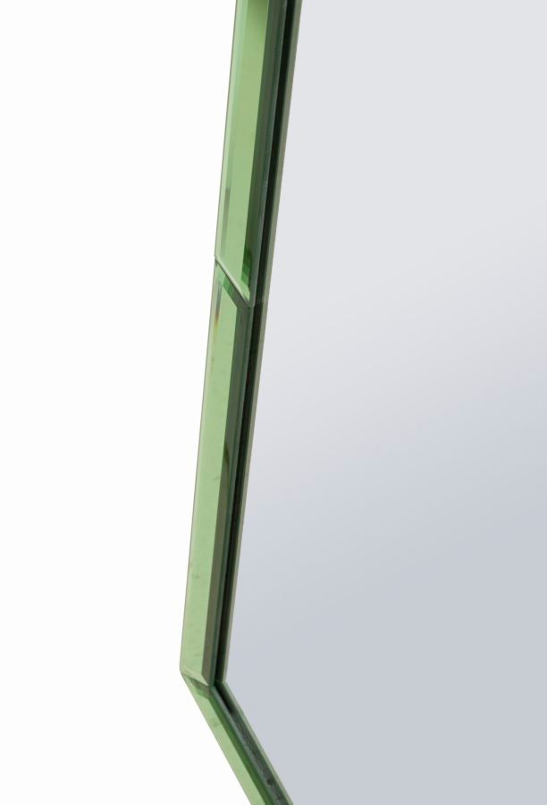 Zoom angolare dello specchio da parete Baku verde, evidenzia la qualità dei materiali e la precisione delle finiture.