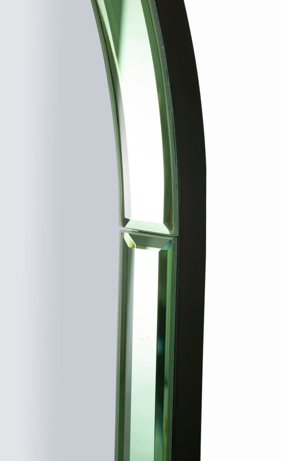 Dettaglio superiore della cornice ad arco dello specchio Baku verde, perfetto per arredamenti eleganti e moderni.