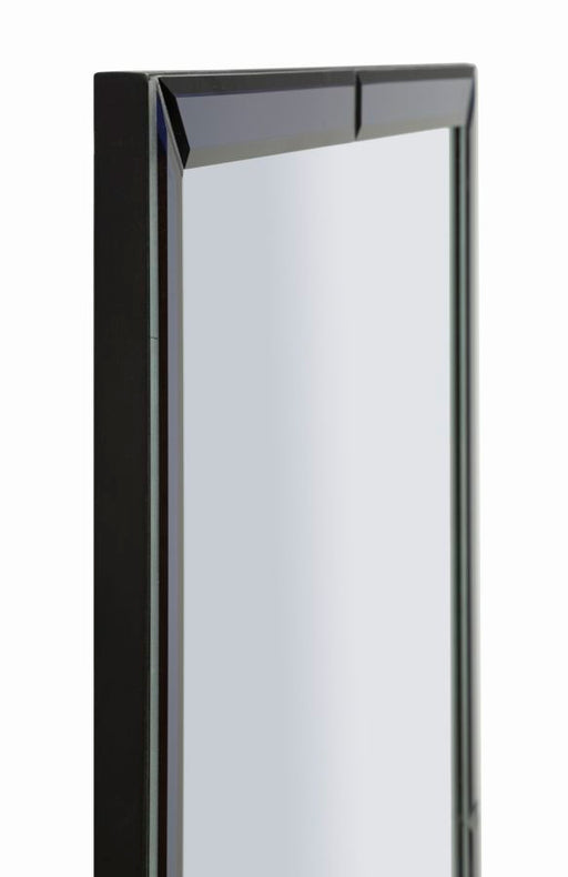 Dettaglio laterale dello specchio Berlino blu con cornice inclinata in vetro, perfetto per arredamenti moderni e raffinati.