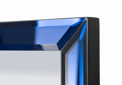 Angolo superiore dello specchio Berlino blu con vetro sfaccettato, rifinitura elegante per un tocco di design contemporaneo.