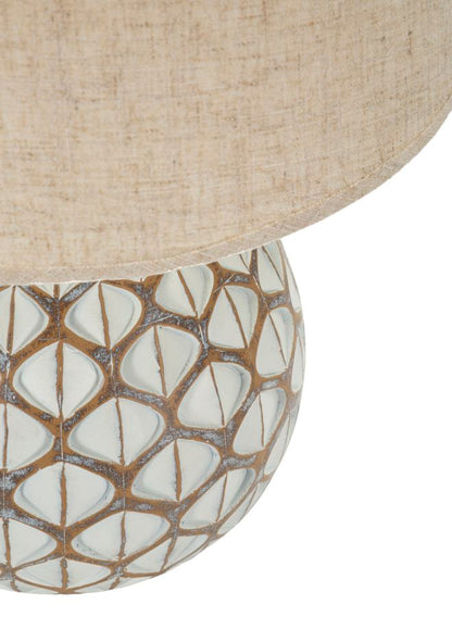 Vista dall’alto della lampada da tavolo Tibet Ø 35X52 con paralume beige e base decorata, stile sofisticato per ogni stanza.