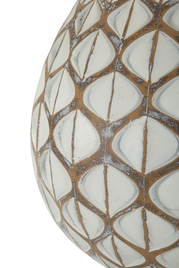 Primo piano texture base lampada Tibet in resina con finitura geometrica, ideale per arredamenti di design.