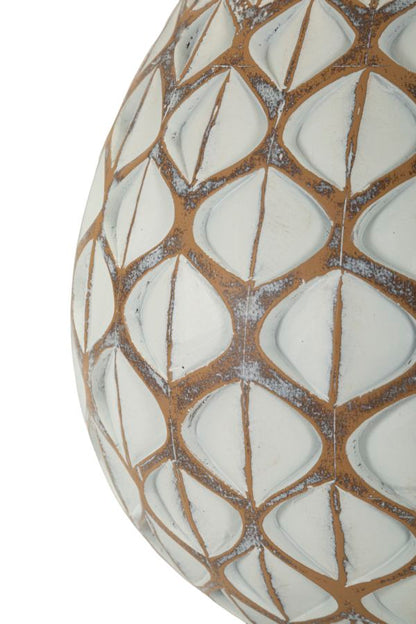 Primo piano texture base lampada Tibet in resina con finitura geometrica, ideale per arredamenti di design.