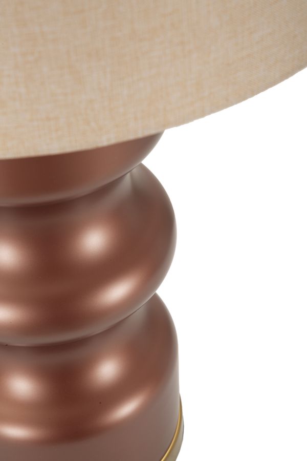 Particolare del paralume beige e della base ondulata della lampada Rosenthal, design elegante per interni sofisticati.