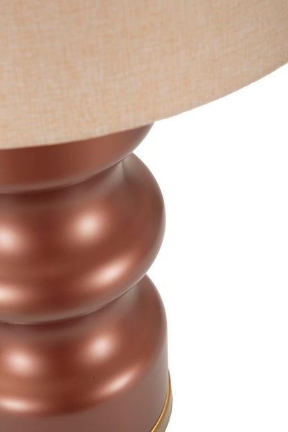 Particolare del paralume beige e della base ondulata della lampada Rosenthal, design elegante per interni sofisticati.