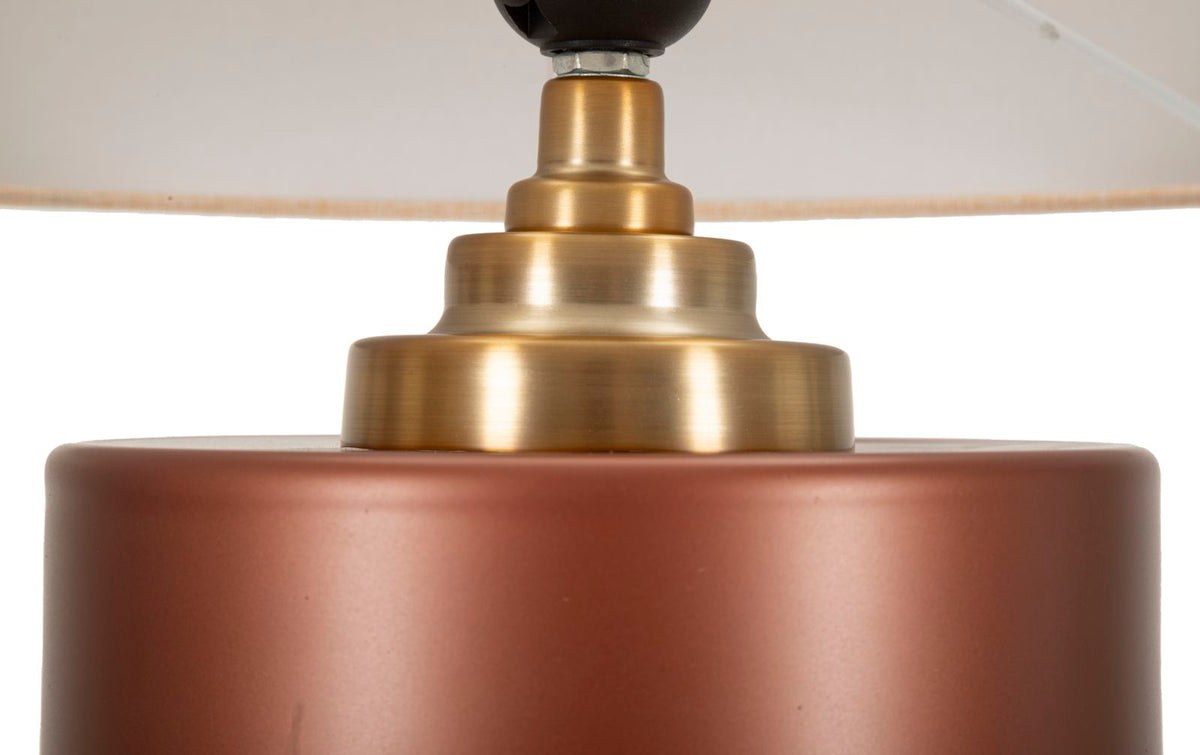 Zoom sul raccordo dorato tra paralume e base della lampada Rosenthal, elemento di lusso e stile per la casa.