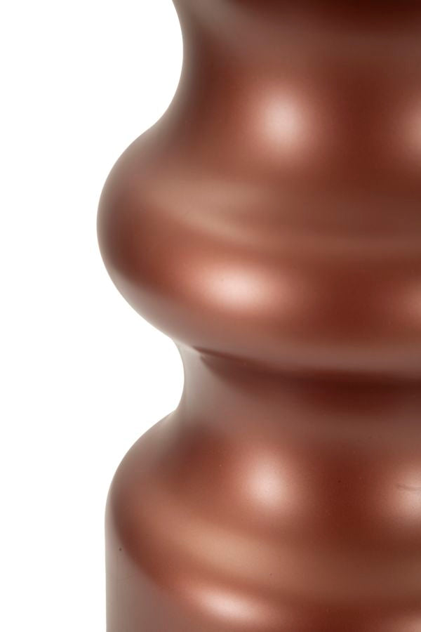 Dettaglio superficie ondulata della base lampada Rosenthal in finitura bronzo, design moderno e accattivante.