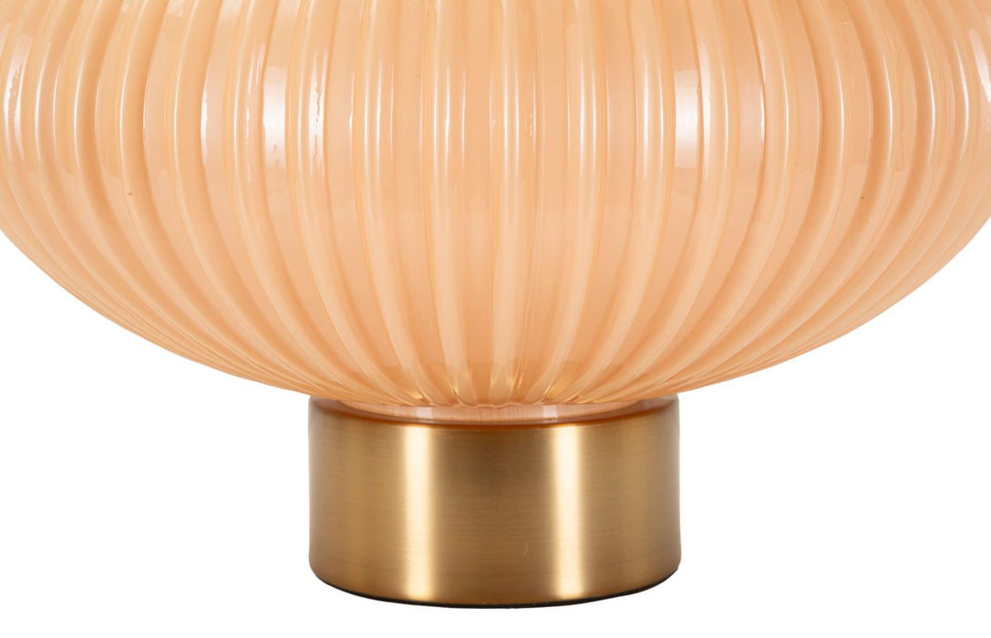 Zoom sulla base dorata in metallo e vetro scanalato della lampada Perly, ideale per decorare con classe salotti e camere da letto.