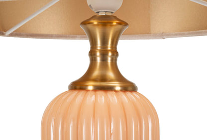 Particolare del raccordo in metallo dorato tra base e paralume della lampada Perly -C-, finitura di alta qualità per arredamento elegante.